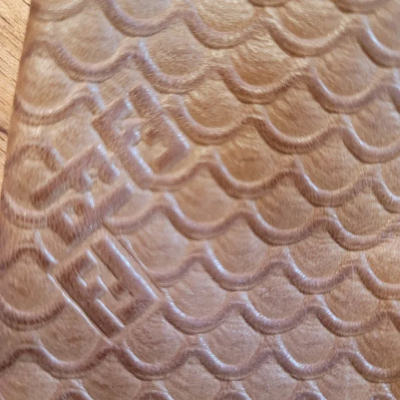 💕💕Vintage Authentic "RARE"Fendi crossbody bag💕💕 - Picture 2 of 9